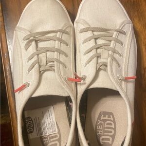 Woman’s size 8 Cody tennis shoe